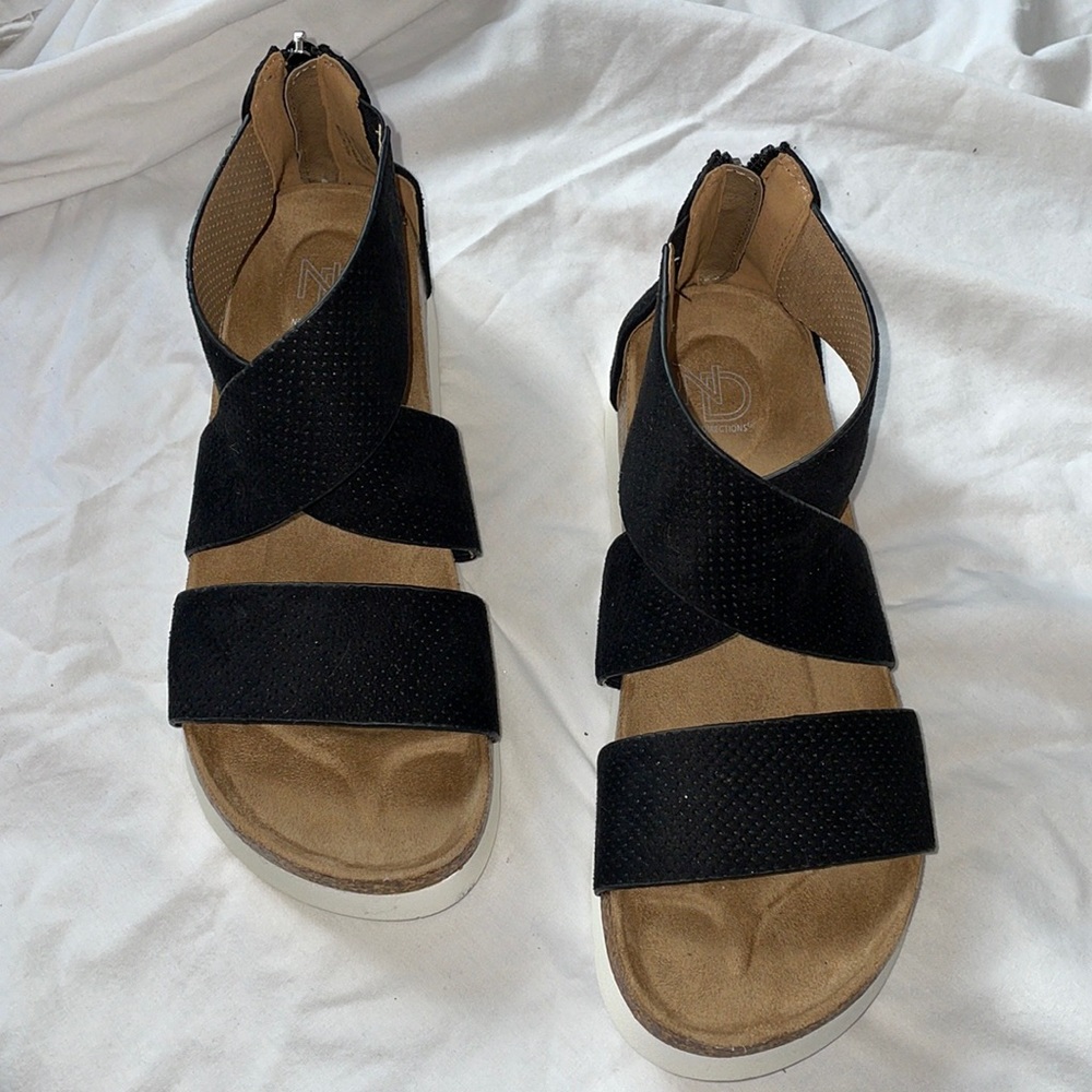 New Directions Black and Tan Sandals